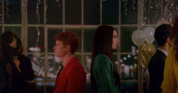 Netflix Bonding 2. Sezon İncelemesi: Daha Az Fantezi Şakası, Daha Fazla Dram